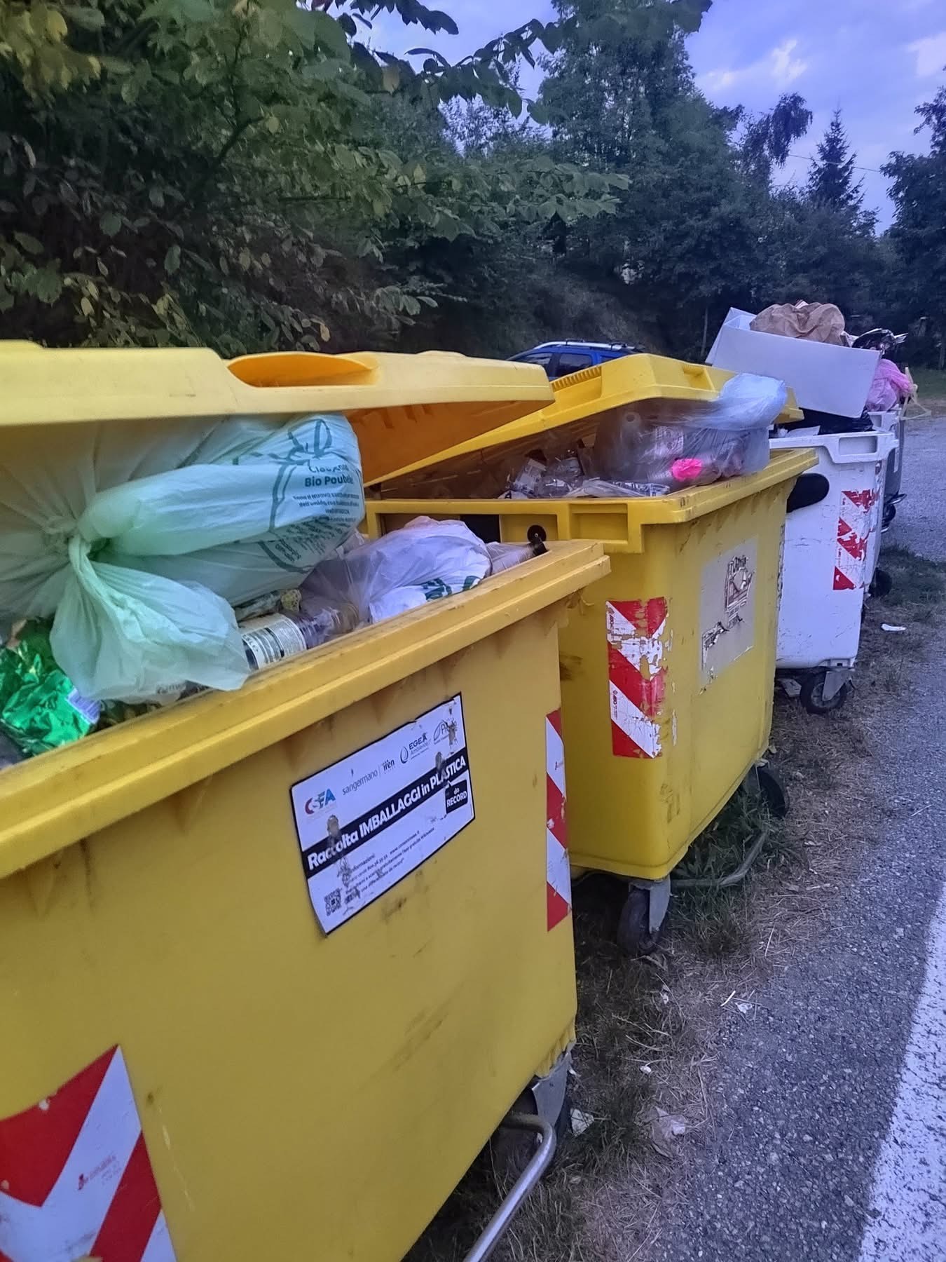 Paesana - Cassonetti colmi di rifiuti