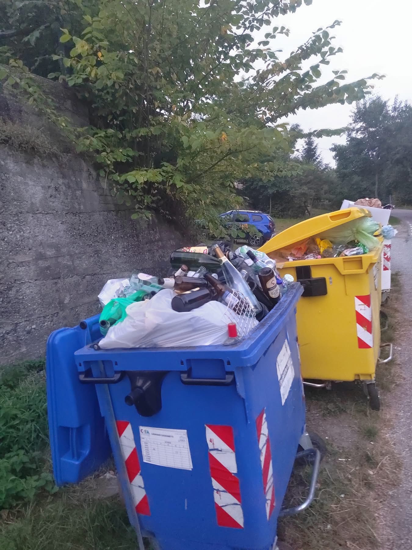 Paesana - Cassonetti colmi di rifiuti