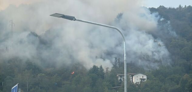 La Guida - Incendio boschivo sulle alture di frazione Morra San Martino di Revello