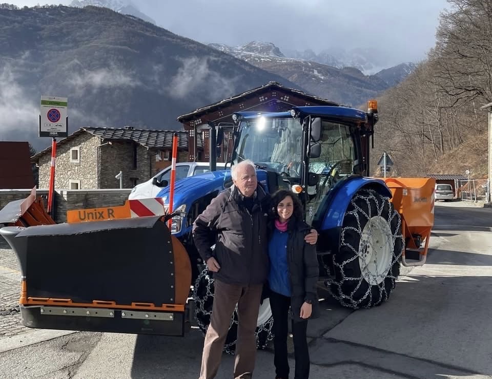 Il sindaco di Ostana Giacomo Lombardo davanti al mezzo sgombraneve