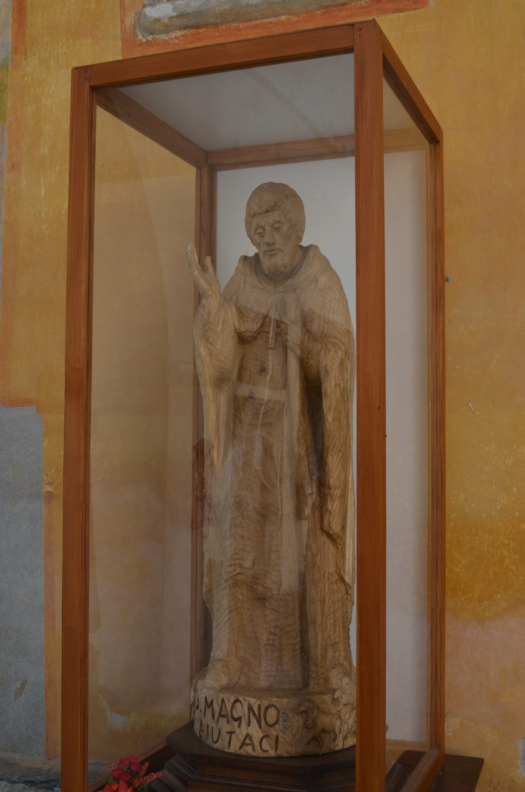 San Magno monaco (Santuario di San Magno, scultura di B. Viada, 1994)