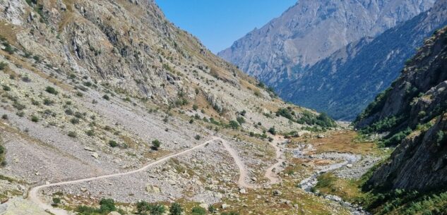 Strada liscia e pedalabile per il rifugio Ellena-Soria La Guida - Strada liscia e pedalabile per il rifugio Ellena-Soria