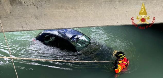 La Guida - Auto in un canale a Vignolo, tre feriti