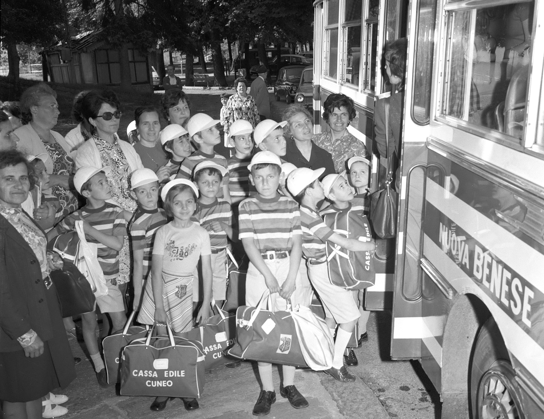 73-cassa edile- partenza per le colonie
