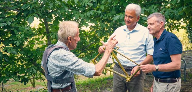 La Guida - Riconsegnata al legittimo proprietario, dopo 70 anni, la “bici della Est del Monviso”