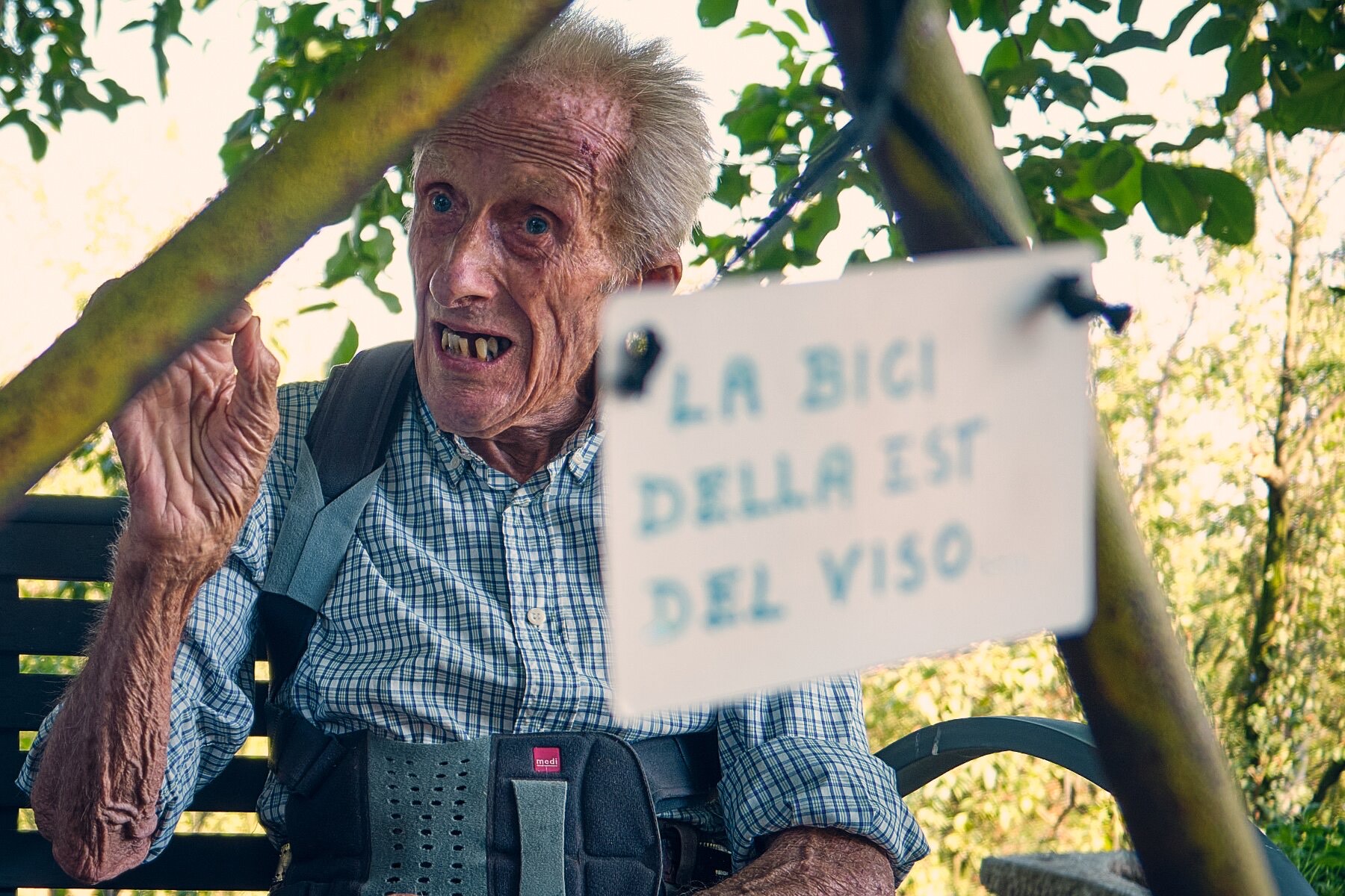 Clemente Berardo con il telaio della sua bicicletta