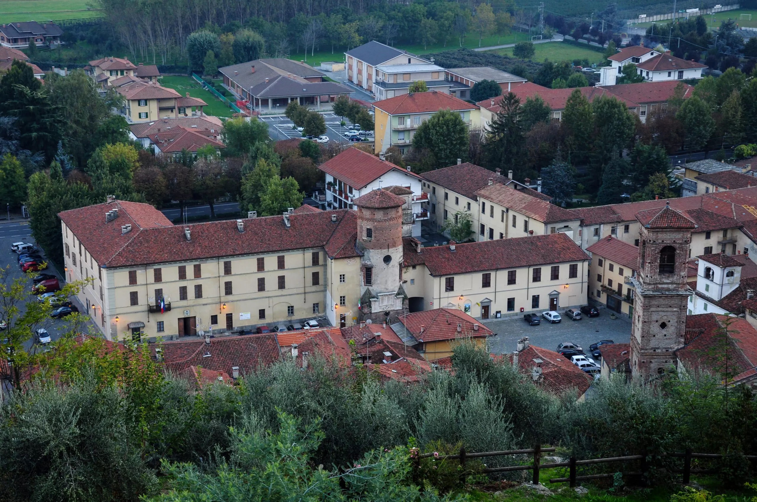 Il Municipio di Revello con piazza Denina