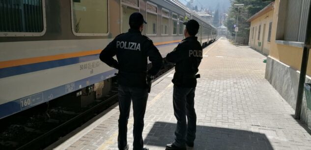 La Guida - La Polizia ferma un ricercato 22enne a Limone sul treno diretto in Francia