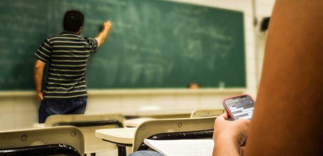 La Guida - Niente cellulari a scuola, Garavagno (liceo De Amicis): “Educare e non punire”