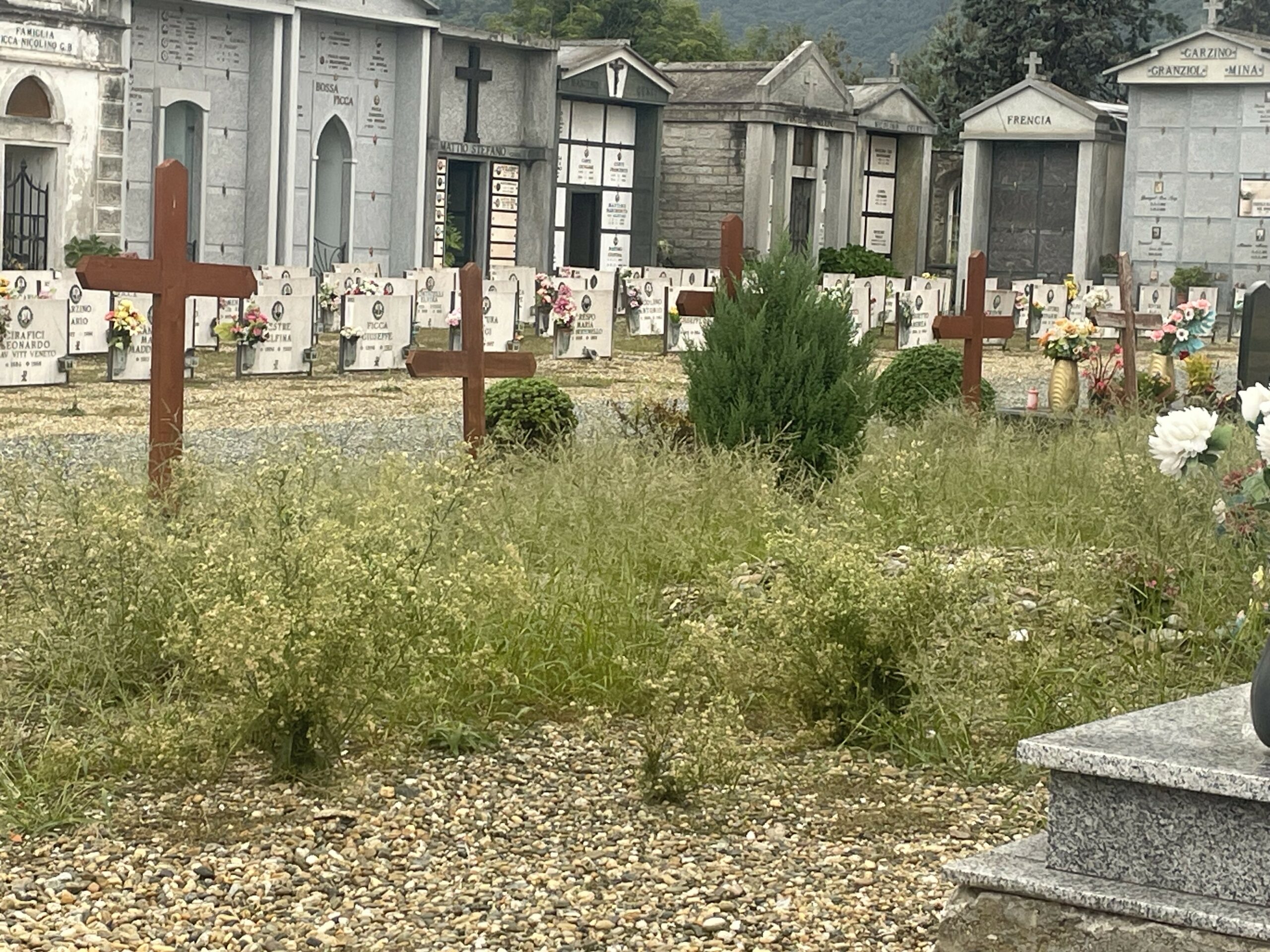 degrado nel cimitero di Paesana