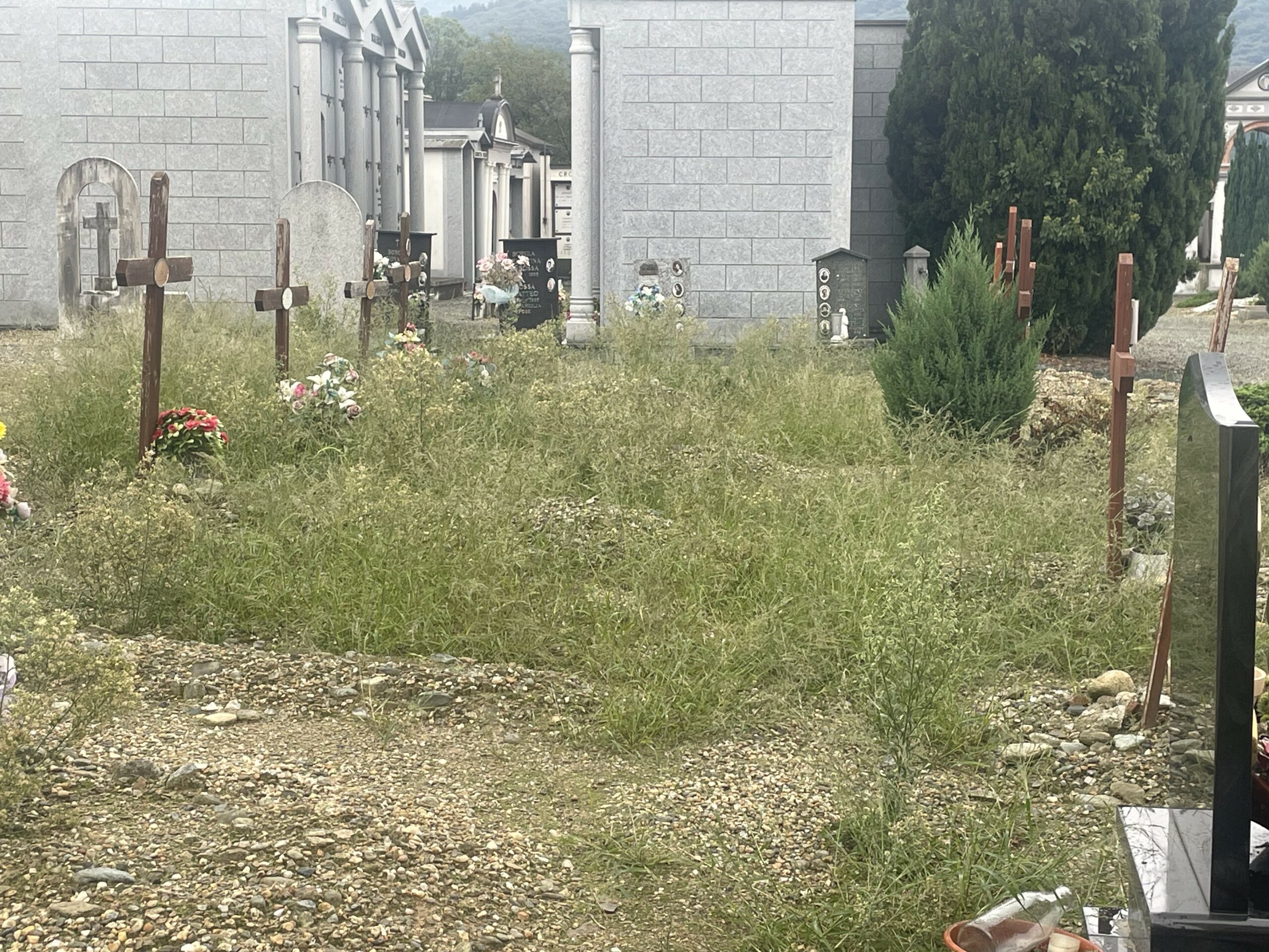 degrado nel cimitero di Paesana