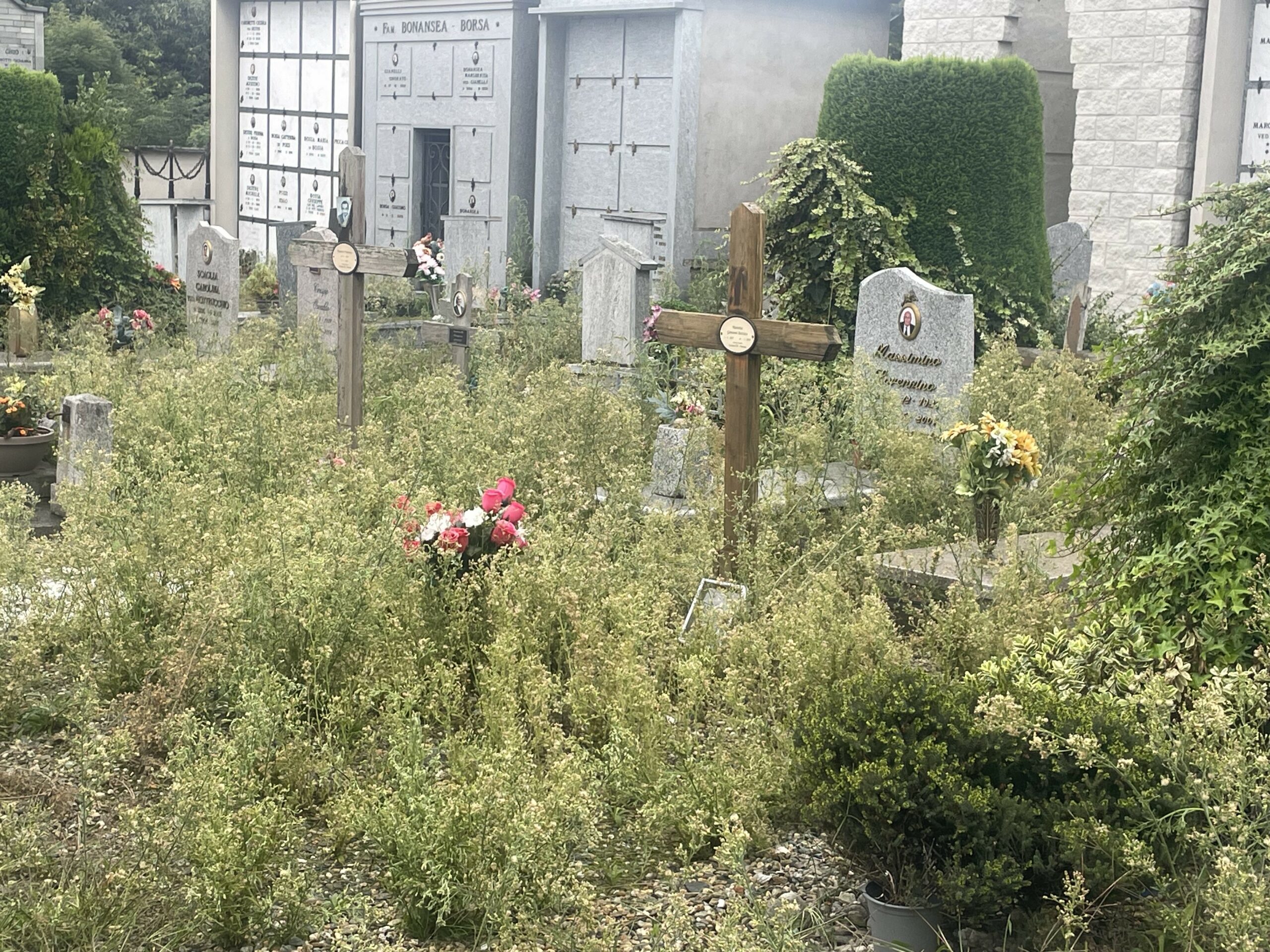 degrado nel cimitero di Paesana