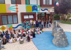 La Guida - Monterosso Grana, un murales con i costumi del territorio sul muro perimetrale della scuola
