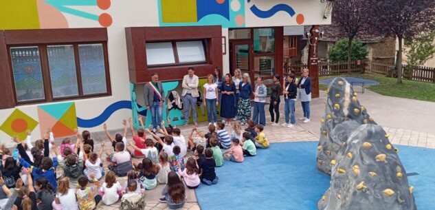 La Guida - Monterosso Grana, un murales con i costumi del territorio sul muro perimetrale della scuola