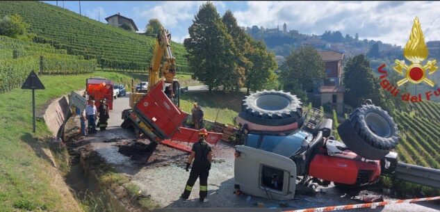 La Guida - Trattore ribaltato sulla SP 57 a Monforte d’Alba