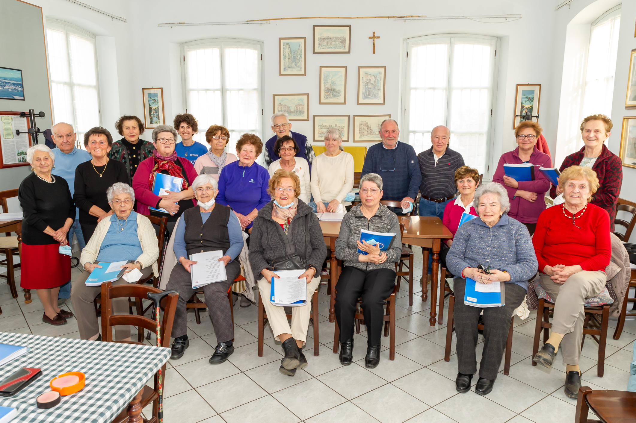 A Confreria gara di solidarietà per i libretti dei canti rubati dal centro d’incontri