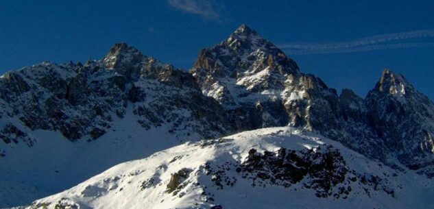 La Guida - Una croce sulla vetta del Monte Ghincia Pastour di Crissolo