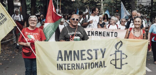 La Guida - Tre cortei per dire “no alla guerra” (foto e video)