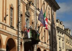 La Guida - Bandiera della Palestina anche sul balcone del Comune di Cuneo