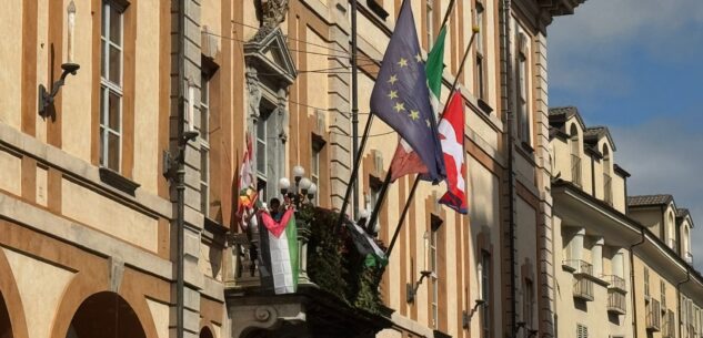 La Guida - Bandiera della Palestina anche sul balcone del Comune di Cuneo