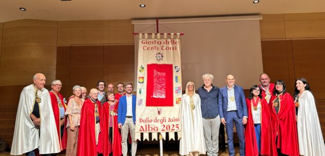 La Guida - Alba, svelato il drappo del Palio 2025 dell’artista Enzo Mastrangelo nella prima giornata dedicata al folclore