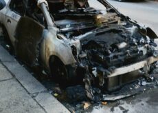 La Guida - Auto a fuoco nella notte in via Meucci