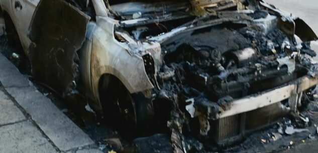 La Guida - Auto a fuoco nella notte in via Meucci