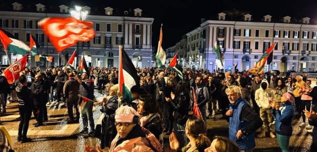 La Guida - Tanti cuneesi in piazza per solidarietà alla Flotilla (video)