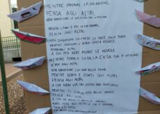 La Guida - Piasco, vandalizzato il cartellone dei bambini delle scuole per la Palestina