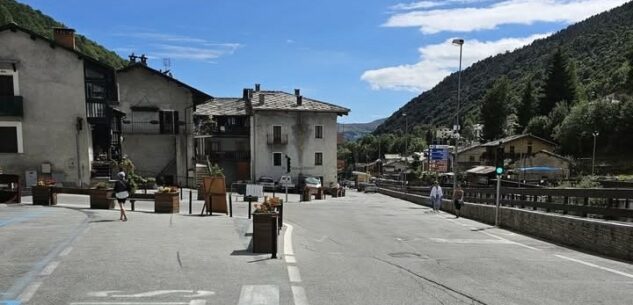 La Guida - Crissolo, l’estate dei weekend: in aumento le auto parcheggiate a Pian del Re, non quelle in paese