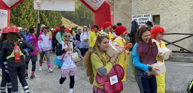 La Guida - Valle Grana, oltre seicento corridori con una forma di Castelmagno