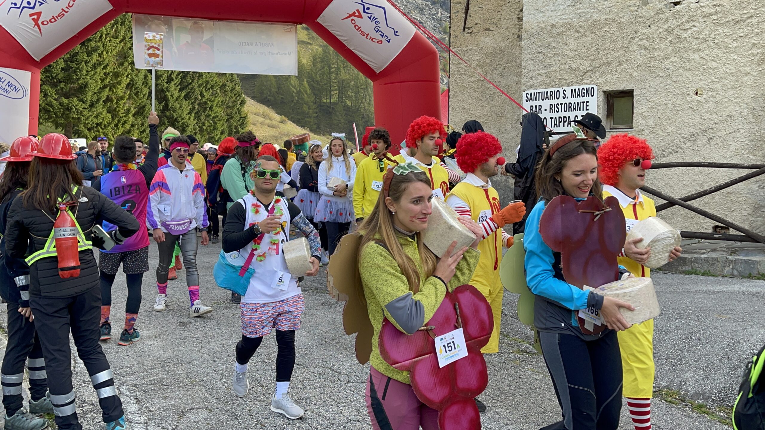 Valle Grana, oltre seicento corridori con una forma di Castelmagno