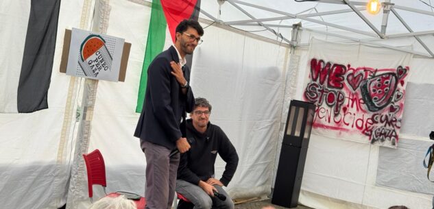 La Guida - Cuneo per Gaza, intervento di Abderrahmane Amajou in piazza Europa