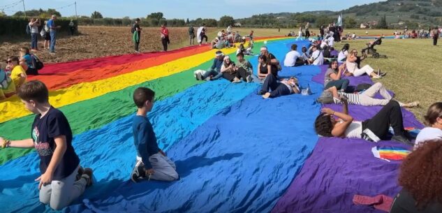 La Guida - Marcia Perugia-Assisi: un mare di persone da tutta Italia e da Cuneo per urlare la pace (video)
