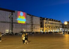 La Guida - La facciata del Tribunale illuminata con i colori della campagna anti polio