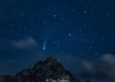 La Guida - La cometa Lemmon sembra voler carezzare il Monviso