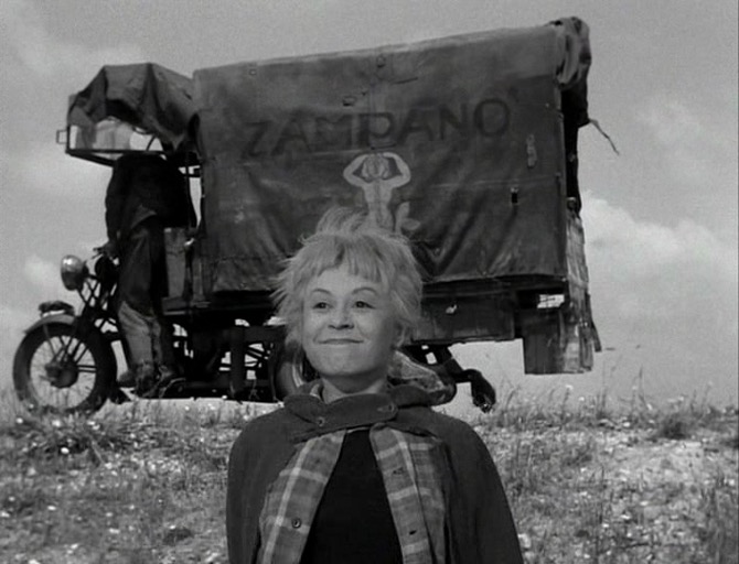 Una scena del film La strada di Federico Fellini (1954)