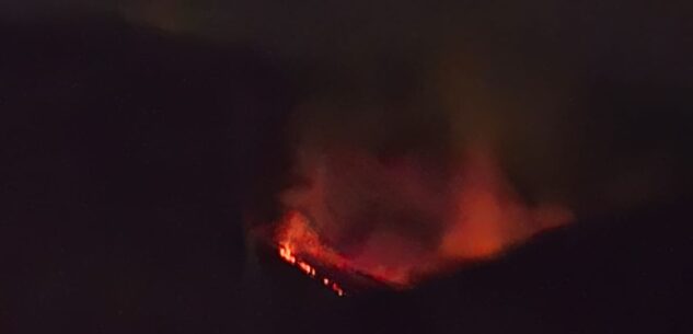 La Guida - Incendio sopra Miroglio: le fiamme sconfinano verso Norea