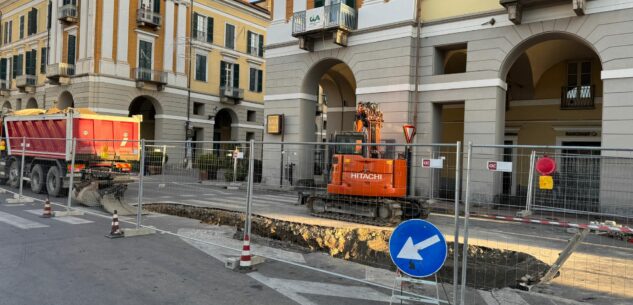 La Guida - Voragine in piazza Galimberti, lavori in corso sotto il piano viabile