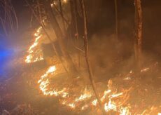 La Guida - Incendio, fiamme sotto controllo ma il presidio continua