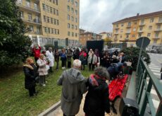 La Guida - Nastri e letture alla panchina rossa del Santa Croce e Carle