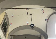 La Guida - Nel centro storico di Cuneo alcune barchette con i colori palestinesi