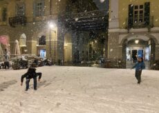 La Guida - Città imbiancate dalla neve, tra disagi e la felicità dei bambini