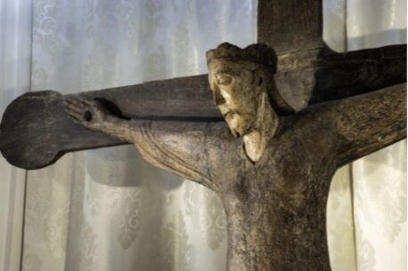 il Cristo regale di Tancrémont (Belgio), conosciuto con il nome del Vieux Bon Dieu (IX sec.).