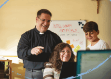 La Guida - La Chiesa cattolica abita le storie di ogni giorno, con gesti di vicinanza, parole che consolano, mani che si tendono