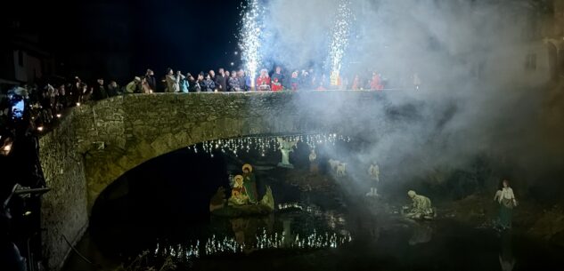 La Guida - Monterosso Grana, Elisa Isoardi accende il presepe sul Grana (video)