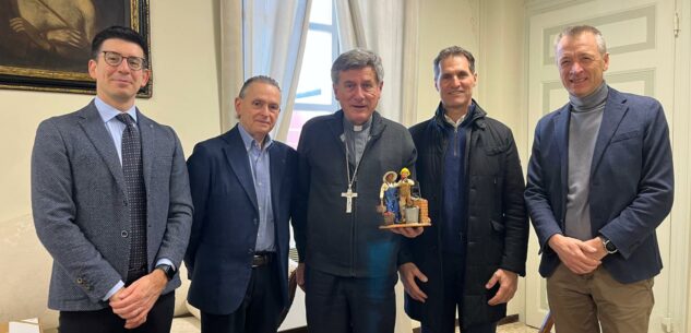 La Guida - Una statuina simbolo del lavoro in dono ai vescovi della Granda