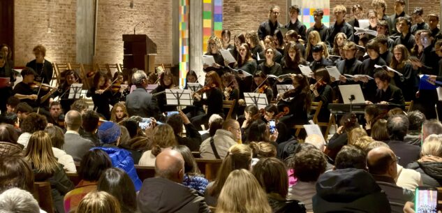 La Guida - Cuneo, studenti emozionano con la musica natalizia (video)