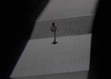 La Guida - “Correre nell’abisso”: dieci anni di foto tra crisi e speranze