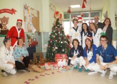 La Guida - Babbo Natale visita i piccoli pazienti della Pediatria in ospedale